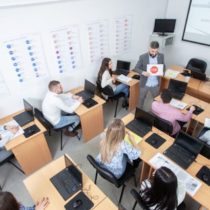 Los seis primeros conductores apuntados a los nuevos cursos de la DGT: dos puntos extra en el carnet a cambio de seis horas