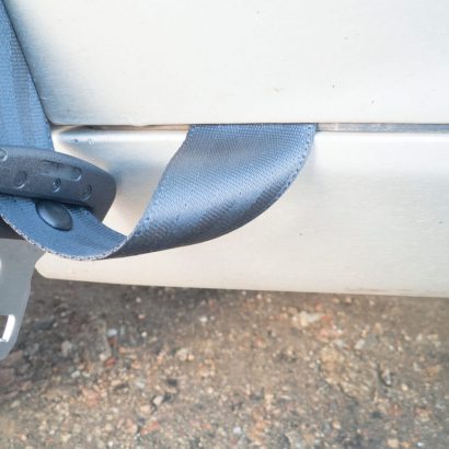 Todos los cinturones de seguridad tienen un botón: ¿cuál es su función oculta?