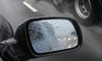 El truco casero para que los retrovisores no se empañen ni se llenen de lluvia