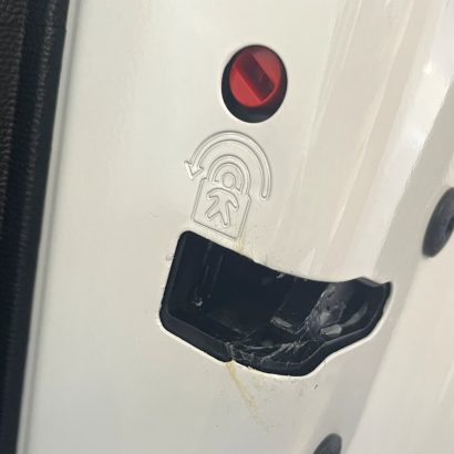 Un sistema de seguridad escondido en las puertas: el secreto que todos los conductores deben saber