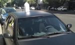 ¿En qué consiste el truco de la botella en el techo de un coche aparcado?