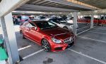 “Ni dos, ni tres. Cuatro, señores. Cuatro plazas”: el viral de un Mercedes mal aparcado hace arder ‘X’