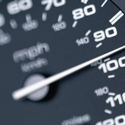 ¿Cuál es la velocidad correcta del coche? ¿La que indica él mismo o la que muestra el GPS?