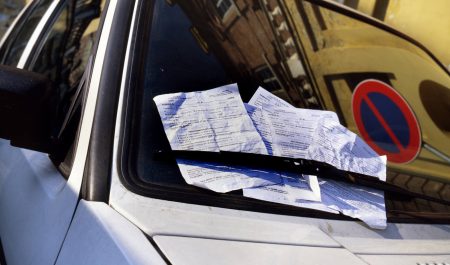 multa tráfico coche aparcado