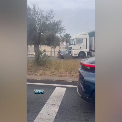 Un camionero arrastra un coche en una rotonda en Ibiza y las redes salen en su defensa