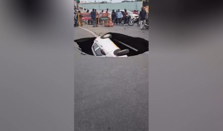 Tierra, trágame: un agujero de casi tres metros de profundidad engulle a una familia que viajaba en un taxi