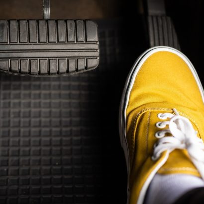El pedal del acelerador en los coches tiene otra función: pocas personas lo saben